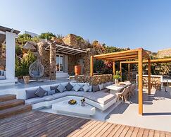 Stunning Villa Surrounded by Lush Greenery