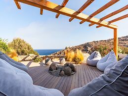 Stunning Villa Surrounded by Lush Greenery