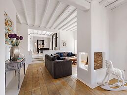 Stunning Villa Surrounded by Lush Greenery