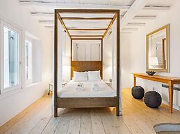 Stunning Villa Surrounded by Lush Greenery