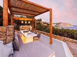 Stunning Villa Surrounded by Lush Greenery