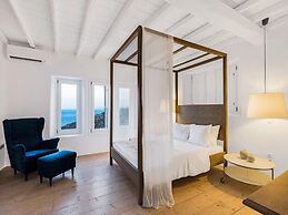 Stunning Villa Surrounded by Lush Greenery