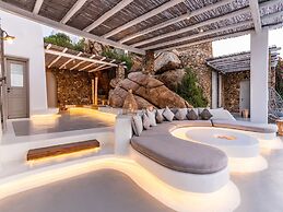 Stunning Villa Surrounded by Lush Greenery