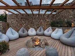 Stunning Villa Surrounded by Lush Greenery