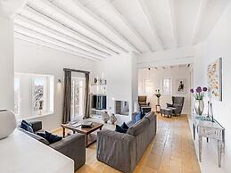 Stunning Villa Surrounded by Lush Greenery