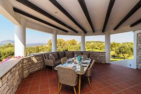 Kbel sea View Villa, Private Pool, Sleeps8, Garden