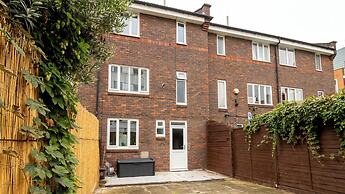 Captivating 3-bed House in London