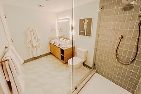 Luxurious Downtown Escape