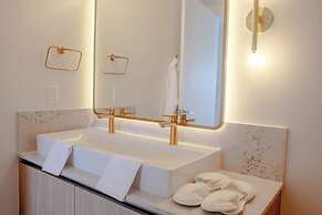 Luxurious Downtown Escape