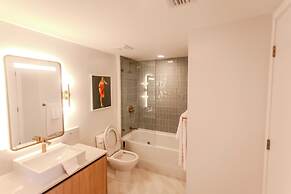 Luxurious Downtown Escape