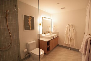 Luxurious Downtown Escape