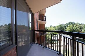Prime Pentagon City Location Apartment