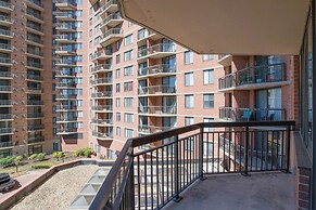 Prime Pentagon City Location Apartment