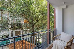 Hidden Gem Luxe Suite w Pool View - 1km to Beach