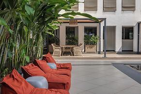 Hidden Gem Luxe Suite w Pool View - 1km to Beach