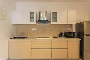 Hidden Gem Luxe Suite w Pool View - 1km to Beach