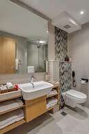 Hidden Gem Luxe Suite w Pool View - 1km to Beach