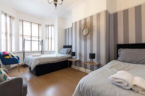 Salford City Oasis - Spacious 4 Bedroom House