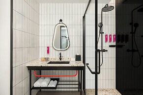 Moxy Suzhou City Centre