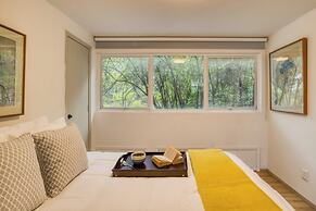 Comfy Apartment with Leafy Views by Tasman