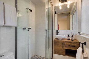 Comfy Apartment with Leafy Views by Tasman