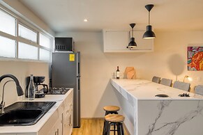 Comfy Apartment with Leafy Views by Tasman