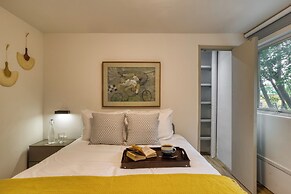 Comfy Apartment with Leafy Views by Tasman