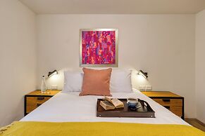 Comfy Apartment with Leafy Views by Tasman