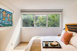 Comfy Apartment with Leafy Views by Tasman