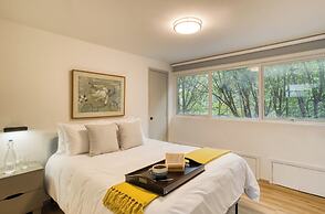 Comfy Apartment with Leafy Views by Tasman