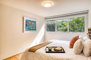 Comfy Apartment with Leafy Views by Tasman