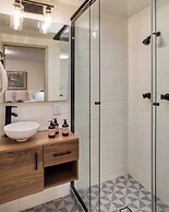 Comfy Apartment with Leafy Views by Tasman