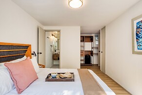 Comfy Apartment with Leafy Views by Tasman