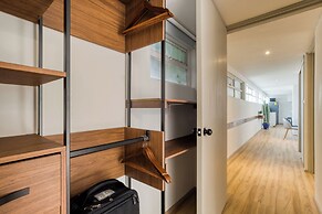 Comfy Apartment with Leafy Views by Tasman