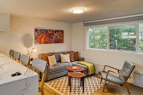 Comfy Apartment with Leafy Views by Tasman