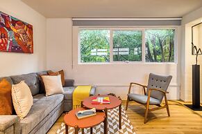 Comfy Apartment with Leafy Views by Tasman