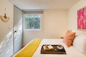 Comfy Apartment with Leafy Views by Tasman