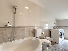 Spacious Home With Bubble Bath and Garden