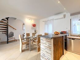 Spacious Home With Bubble Bath and Garden