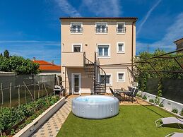 Spacious Home With Bubble Bath and Garden