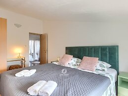 Spacious Home With Bubble Bath and Garden