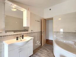 Spacious Home With Bubble Bath and Garden