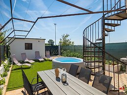 Spacious Home With Bubble Bath and Garden
