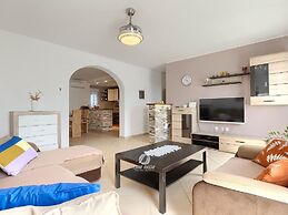 Spacious Home With Bubble Bath and Garden