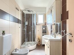 Spacious Home With Bubble Bath and Garden