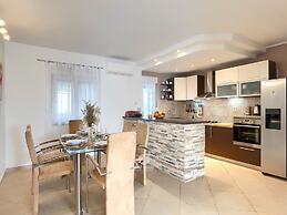 Spacious Home With Bubble Bath and Garden