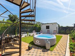 Spacious Home With Bubble Bath and Garden