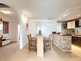 Spacious Home With Bubble Bath and Garden