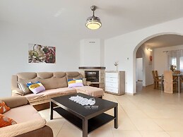 Spacious Home With Bubble Bath and Garden