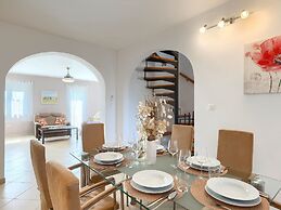 Spacious Home With Bubble Bath and Garden